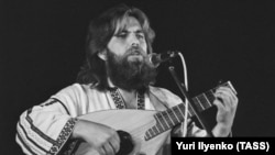 Український кобзар, бард, бандурист Василь Жданкін під час виступу на фестивалі «Червона рута», на якому він отримав гран-прі. Чернівці, вересень 1989 року