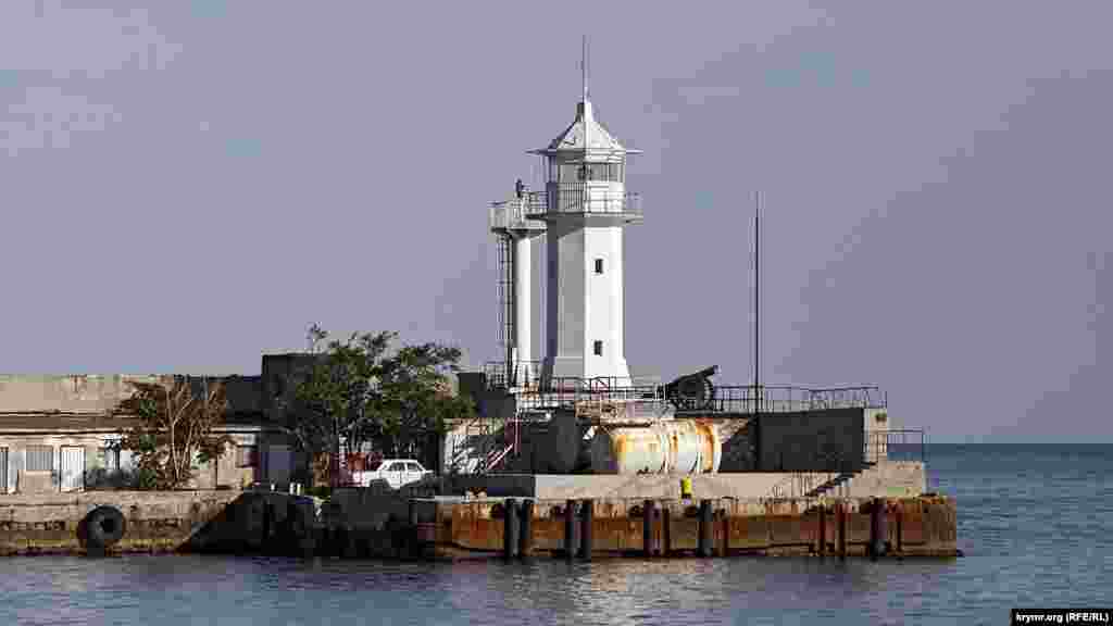 Маяк у входа в Ялтинскую бухту – одна из визитных карточек курортного города