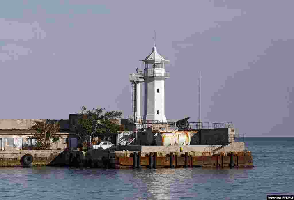 Маяк у входа в Ялтинскую бухту. Временный маяк на краю бетонного мола в Ялте появился еще в 1874 году, а спустя 34 года его усовершенствовали