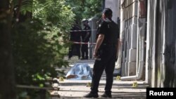 На місці вбивства працюють керівництво обласної прокуратури та Національної поліції, залучено експертів-криміналістів