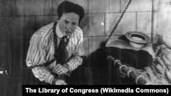 Гарри Гудини демонстрирует трюк "Освобождение из оков"