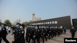 Фоторепортаж: Ухань поступово повертається до звичного життя