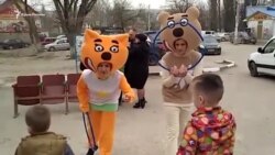 Аниматоры развлекают детей на избирательном участке в крымском селе (видео) Аниматоры развлекают детей на избирательном участке в крымском селе (видео)