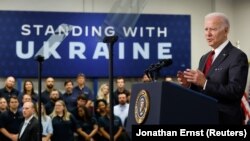 Президент США Джо Байден виступає з промовою про військову допомогу Україні під час візиту на збройний завод Lockheed Martin, на якому виробляють протитанкові ракети Javelin. Трой, штат Алабама, 3 травня 2022 року