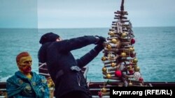 Монтаж витрины в предновогодней Ялте, 2018 год. Иллюстративное фото