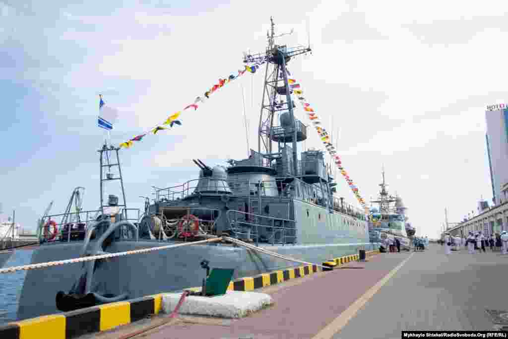 Флагман ВМСУ фрегат «Гетьман Сагайдачний» 3 липня вирушив у море для участі в навчаннях, тому урочисті заходи проводять на десантному кораблі «Юрій Олефіренко»