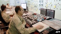 Працівники у кімнаті управління одного з трьох енергоблоків Південноукраїнської АЕС. Листопад 2015 року