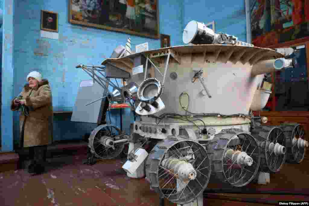 Екскурсовод чекає на відвідувачів у Музеї космосу, який розташовано у залі церкві Святої Параскеви у Переяславі-Хемльницькому. Дерев'яна церква із села В'юнище є пам'яткою сакральної архітектури. Споруджено 1891 року, у 1971 році її перевезли із села, яке планували затопити через спорудження Канівського водосховища до Переяслава-Хмельницького. З 1979 року у її приміщенні розташована експозиція Музею космосу. Наразі деякі віруючі запитують, чи прийшов час повернути церкву, а тим більше, що Україна переживає релігійне відродження. Переяславів-Хемльницький, 11 січня лютого 2019 року