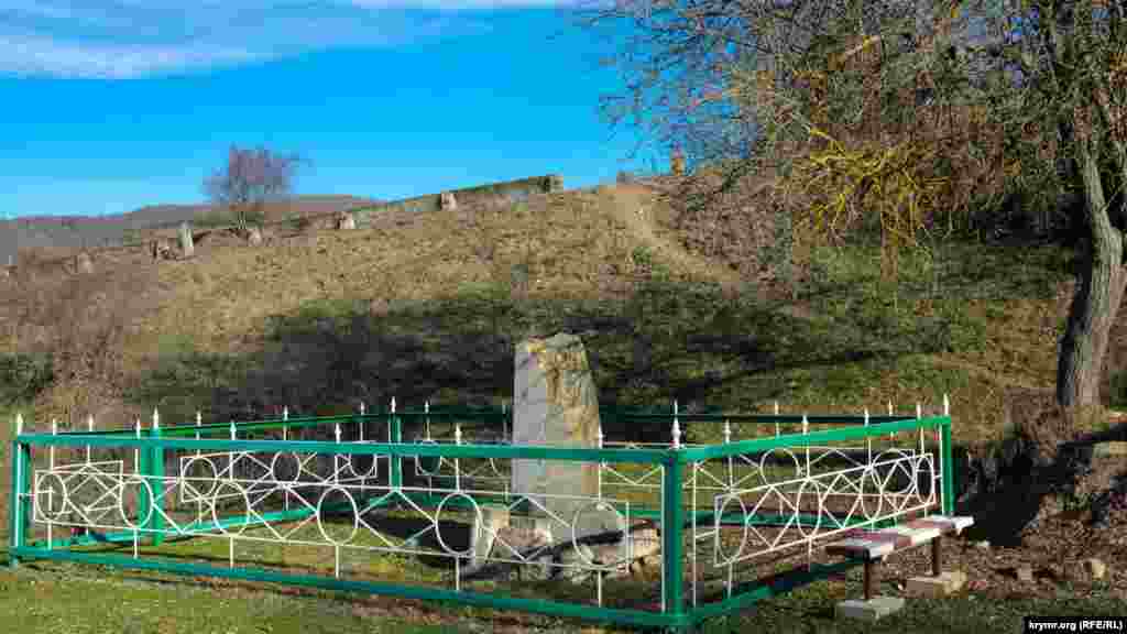 Памятник жертвам нацистской оккупации – жителям крымскотатарских сел Улу-Сала, Коуш, Стиля, Авджикой. Около сотни жителей этих сел, включая стариков и детей, в декабре 1943 года нацисты сожгли живьем за помощь партизанам из Южного соединения