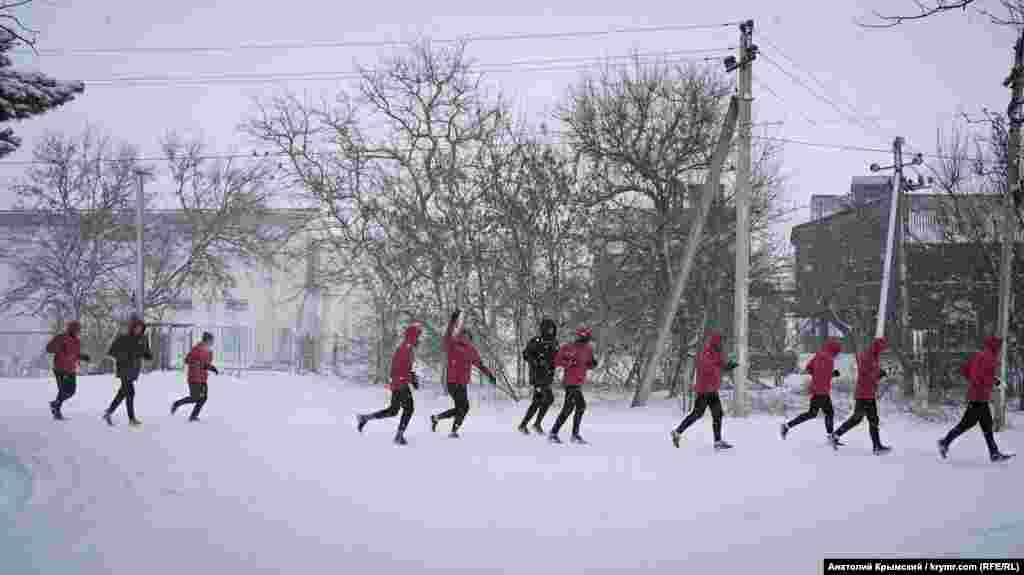 Футбольный клуб «Крымтеплица» проводит тренировку, несмотря на снегопад 