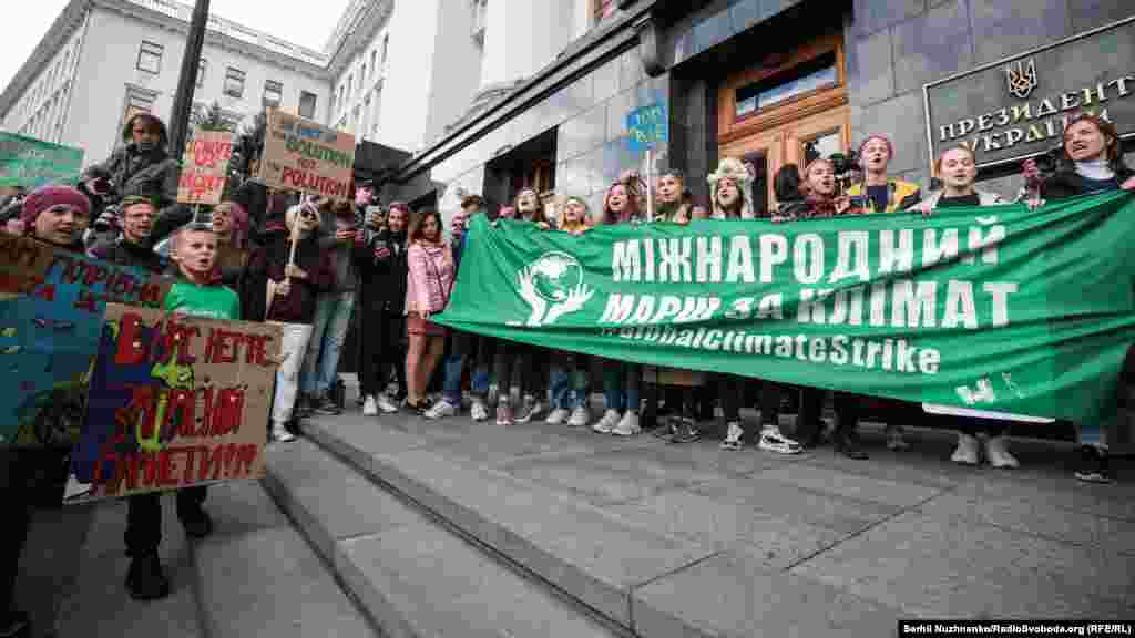 Як повідомляє організація 350.org – Україна, яка організувала подію, мітингарі – серед них багато молоді – передали представнику Офісу президента листа з вимогами