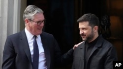 Прем’єр-міністр Великої Британії Кір Стармер (л) і президент України Володимир Зеленський