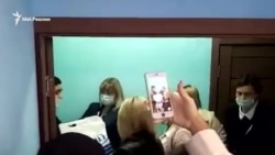 "Ты кто такая?!" "Ты кто такая?!"