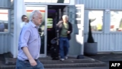 Julian Assange ide prema avionu, London, Velika Britanija, 25. juni 2024.