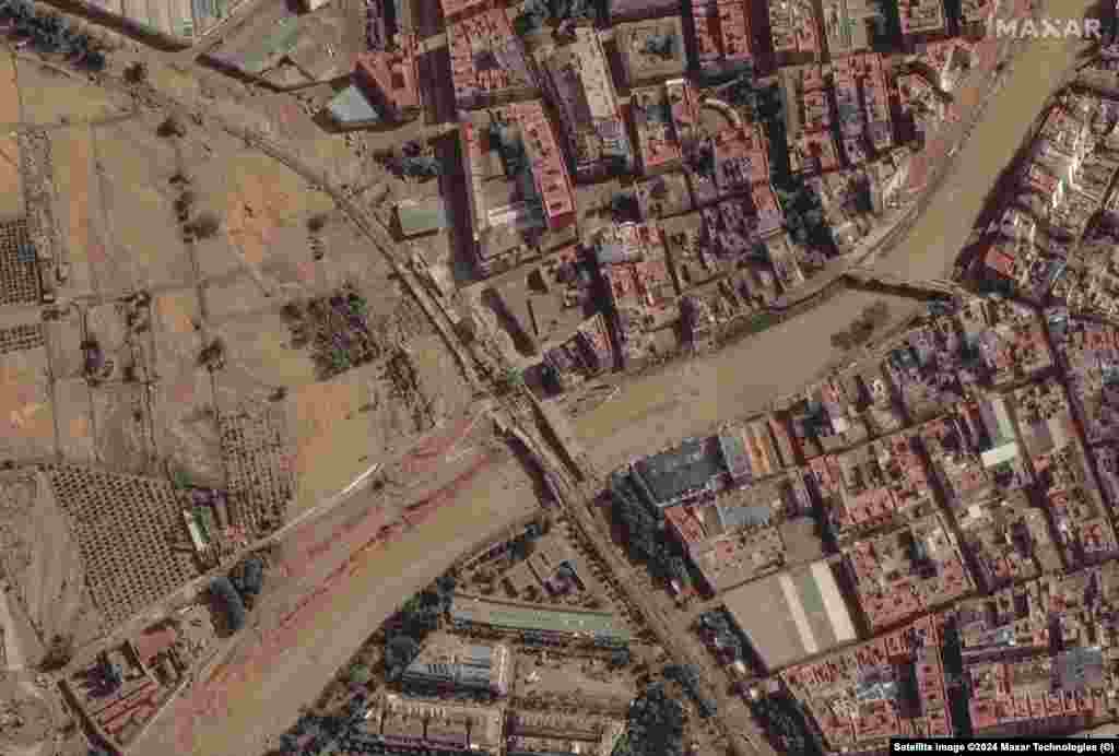 Дорога та міст у Пайпорті, Валенсія, Іспанія. 18 жовтня 2024 року. Праворуч – пошкоджена дорога та міст із затопленими полями в Пайпорті, знімок від 31 жовтня 2024 року