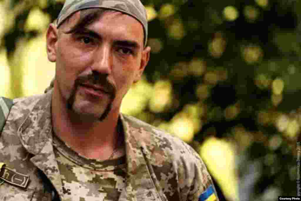 Андрій «Еверест» ГАСЮК, двічі обороняв Донецький аеропорт у 2014-15 роках: «Коли українська сторона робила запит на перемир’я, його ніколи не давали. Точніше, його нібито давали, але тільки-но хтось висовувався, щоб забрати поранених чи вбитих, відкривали вогонь... Аеропорт – це був психологічний злам. Але й доказ того, що російська армія не така вже і всесильна, як завжди вважалося. До того ж, це – подвиг кожного та усіх разом». Детальніше – тут. 