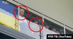 Анатолій Комар поруч з дружиною Лавренка на футболі