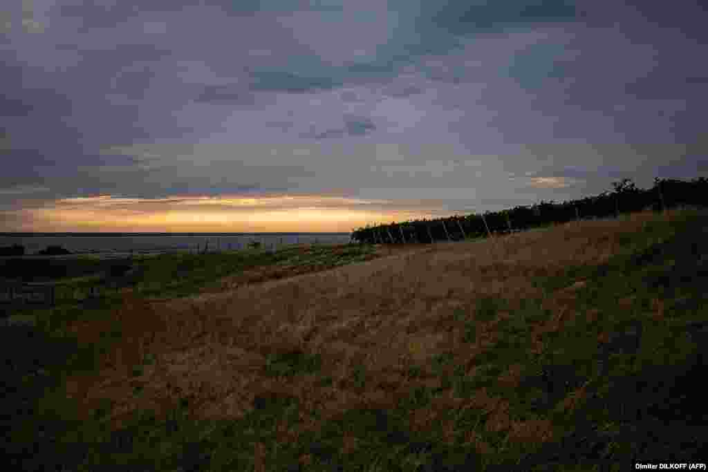 Pogled u suton na vinograd &quot;Olvio Nuvo&quot; u blizini sela Paroutine, Mikolajivska oblast, usred ruske vojne invazije na Ukrajinu.