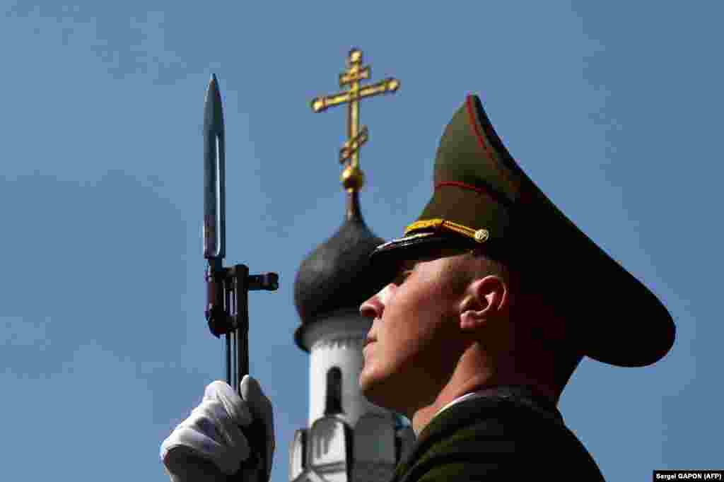 Почесний караул біля меморіалу пам'яті жертв аварії на ЧАЕС. Білорусь, 26 квітня 2019 року