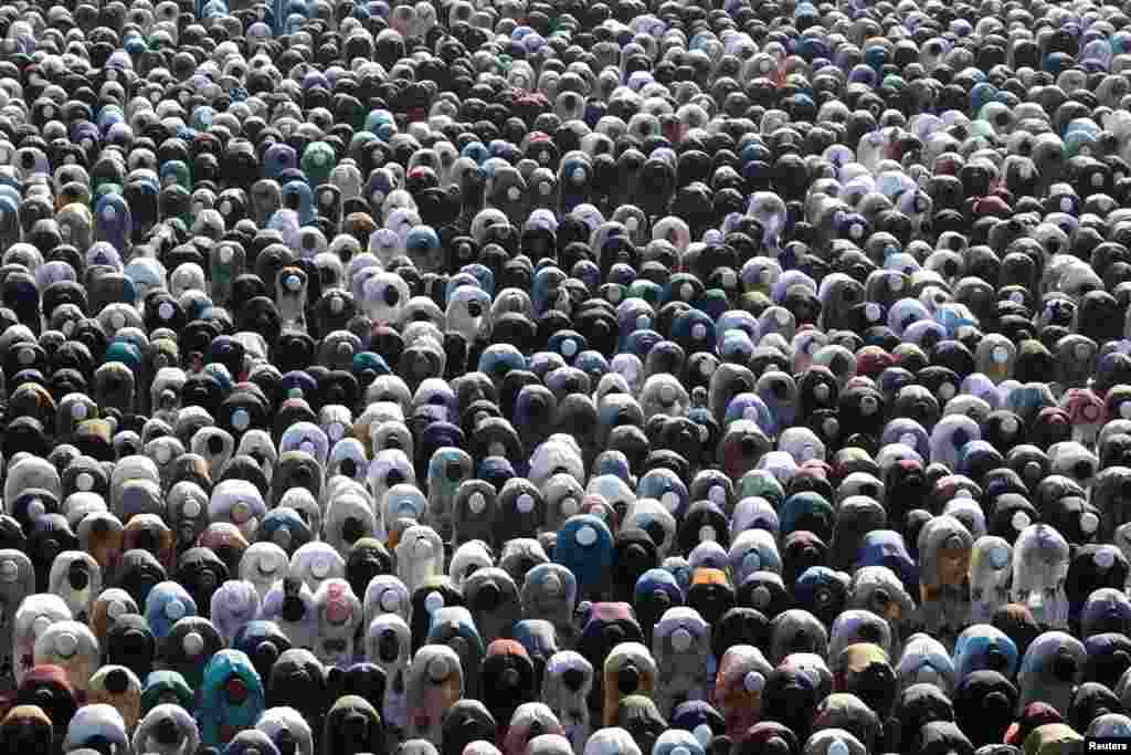 Мусульмане посещают молитвы по случаю праздника Ид аль-Фитр, чтобы отметить конец священного месяца Рамадан. Карачи, Пакистан, 31 марта. REUTERS/Akhtar Soomro.