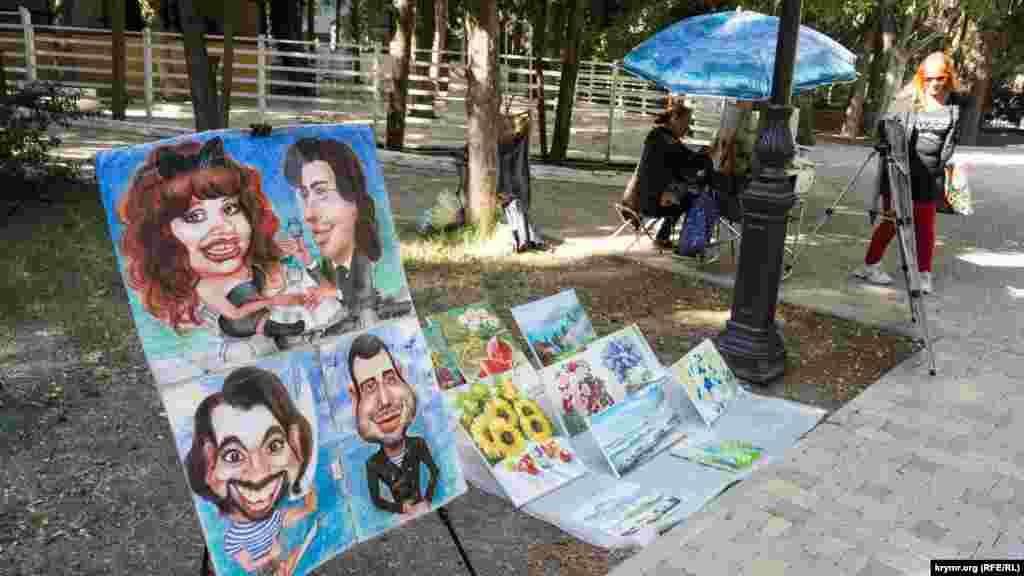 В парке трудится местная художница Елена. По словам женщины, мастерству шаржа и портрета ее научил муж – дипломированный художник