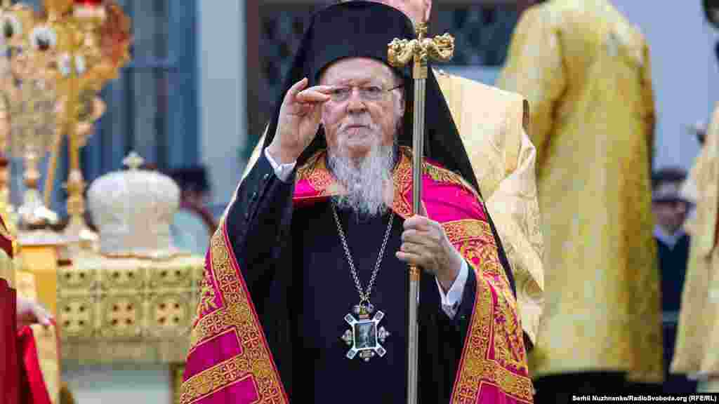 «...Ми, як Церква – Матір, готові вислухати проблеми, розвіяти думки, зцілити занепокоєння, загоїти травми, милістю Божою, усіх наших дітей, завжди, проте, у межах освяченого Церковного Передання. Ми твердо віримо, що милість Спасителя нашого Ісуса Христа, як і завжди, простягнеться щедро над усіма нами і ми радітимемо відчутним і до того ж таким, що приносять мир, плодам Святого Духа» – сказав у своїй проповіді Вселенський патріарх