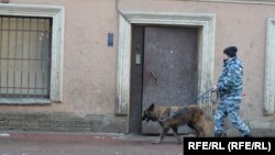 Сотрудница полиции около офиса петербургского "Яблока"