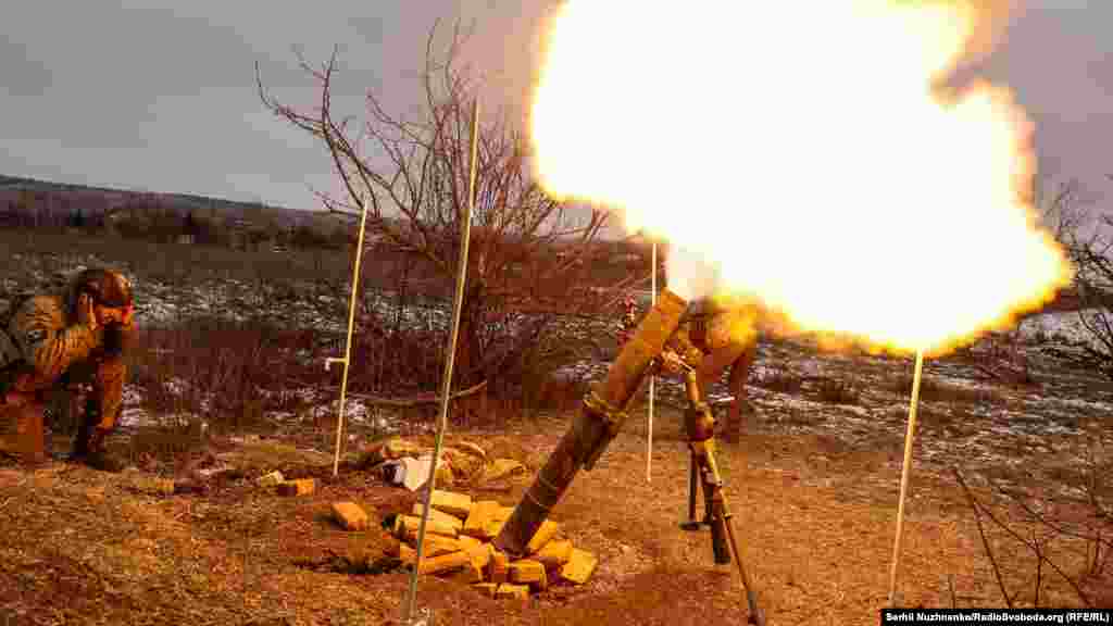 Бійці доправляють міну по бліндажу противника. Третій снаряд влітає точно у ціль. Бліндаж противника знищений, а міномет замаскований. 