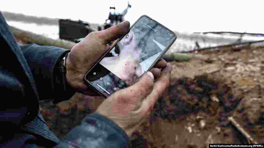 «Доля» показує поранення побратима, яке той отримав під час бою. Каже: дивом пощастило, що куля увійшла та вийшла, на зачепивши важливих органів. Вважає, що побратиму пощастило. Адже ще кілька сантиметрів – і куля б забрала в бійця життя. 