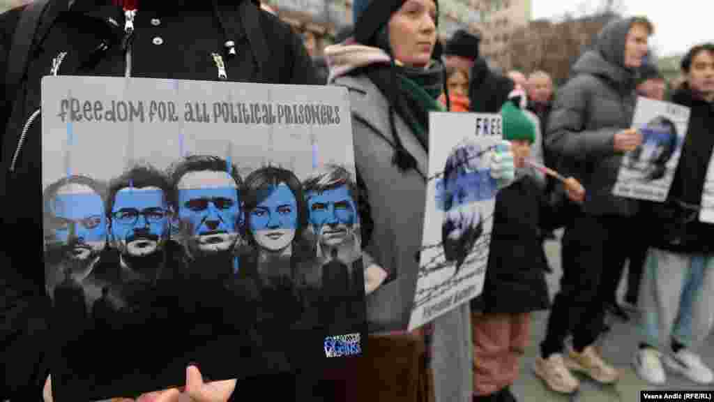 Kako su naveli iz Ruskog demokratskog društva, zatvoreni su opozicioni političari, bivši vojnici, nastavnici, studenti, pesnici, umetnici i državni službenici koji su javno izražavali svoje neslaganje sa ruskom agresijom i zalagali se za njen prekid.&nbsp; &nbsp;