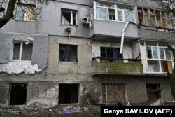 Вибиті вікна у будинку в Очакові, 10 грудня 2022 року