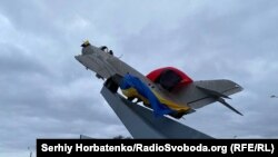 Літак на постаменті став одним із символів Бахмуту