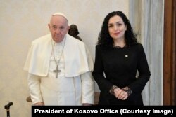 Presidentja e Kosovës, Vjosa Osmani, dhe Papa Françesku në Vatikan. 23 janar 2023.