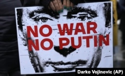 Плакат із зображення президента Росії Володимира Путіна і написом «Ні війні, ні Путіну» на акції протесту в столиці Сербії. Белград, 24 грудня 2022 року