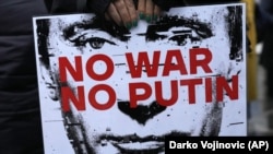 Плакат на одном из антивоенных протестов в Сербии. Декабрь 2022 года