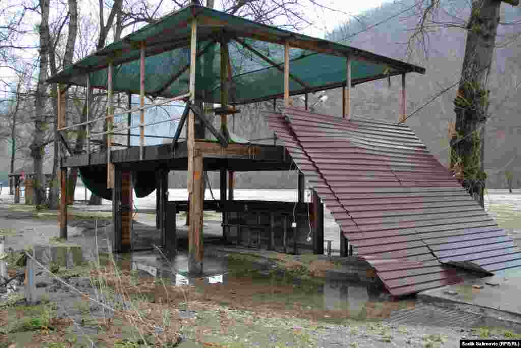 Uništeni objekti na izletištu. 