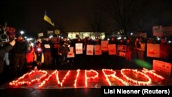 Викладена свічками назва українського міста на акції солідарності в Німеччині