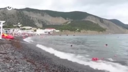 В Новороссийске пятно из нефтепродуктов: кто виноват и чем оно опасно (видео) В Новороссийске пятно из нефтепродуктов: кто виноват и чем оно опасно (видео)