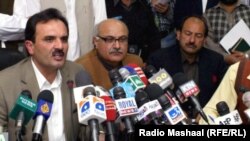 امیرحیدرخان هوتي او د عوامي نېشنل ګوند نور مشران په خبري غونډه کې