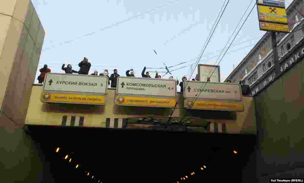 Пешеходы приветствуют участников автопробега «Белые улицы» в Москве