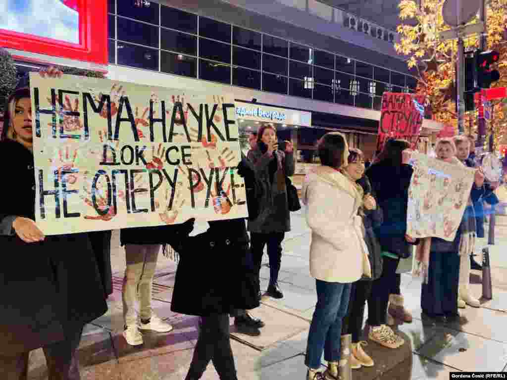 Studenti blokiraju ulice sa porukom da "postoje važniji ispiti" od onih na nastavi, blokada u centru Beograda 9. decembra 2024.