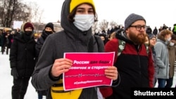 Під час акції на підтримку лідера російської опозиції Олексія Навального. На плакаті напис російською мовою: «В России две беды: Новичок и старичок». Петербург, 31 січня 2021 року