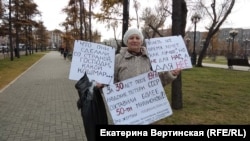 Участница пикета в память о жертвах политических репрессий в Иркутске