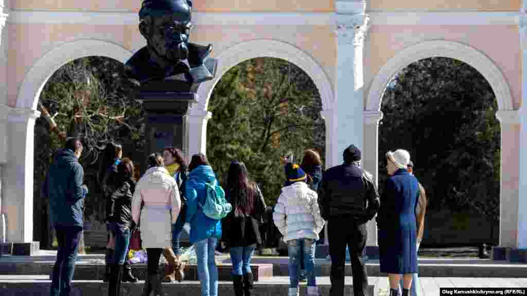 Март 2015 года. Россия аннексировала полуостров. Уже через год после 200-летия Шевченко в Крыму стали невозможны украинские митинги и собрания. Российские власти запретили проводить мероприятия у памятника Шевченко. Активисты собираются в другом месте – парке имени Гагарина