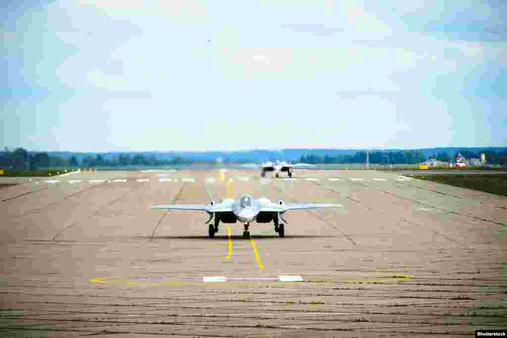 Эксперт уверена, что Су-57 стал той площадкой, на которой будет строиться развитие российских аэрокосмических технологий. "Мы наверняка увидим многие системы, разработанные для Су-57, на других российских самолетах", – говорит она