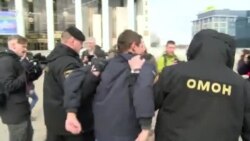 В Беларуси на акции протеста арестовали десятки человек (видео) В Беларуси на акции протеста арестовали десятки человек (видео)