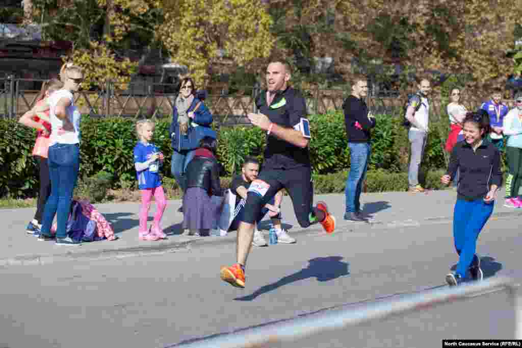 В началое ноября в Сочи погода оптимальна для длинных дистанций - средняя температура держится в районе +18