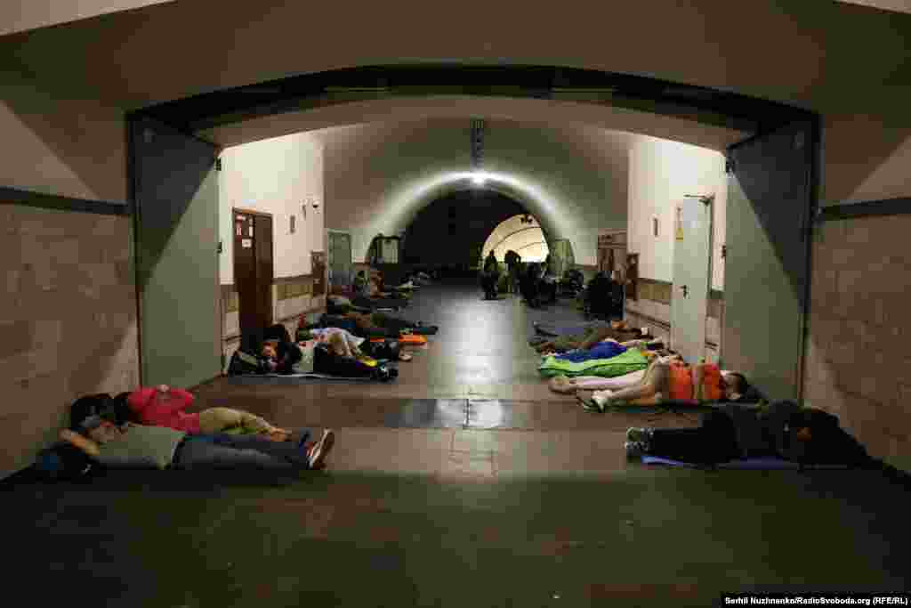 Люди сплять у метро на одній із столичних станцій під час масованої російської повітряної атаки на Київ