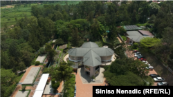 Memorijalni centar u Kigaliju osnovan je nakon posjete britanskom Muzeju holokausta uz podršku Aegis Trust organizacije. Cilj je bio da bude utočište za preživjele, ali da ne otuđi djecu počinitelja.