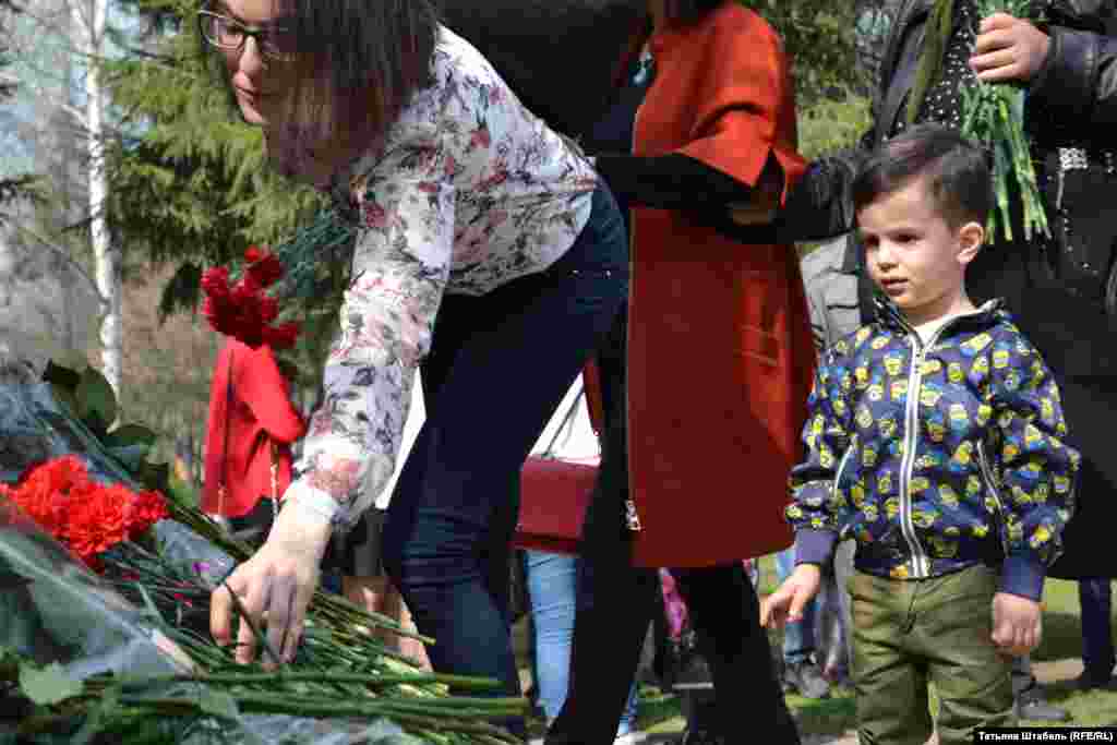 Почти все приходят к памятнику с цветами. В основном – с красными розами и гвоздиками. Именно эти цветы принято возлагать в этот день в память о жертвах геноцида.